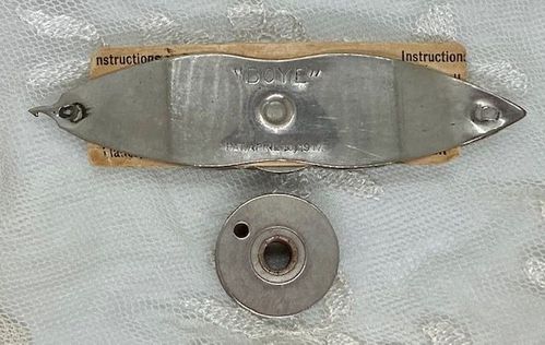 Vintage Metal Boye Tatting Shuttle w/Extra Bobbin