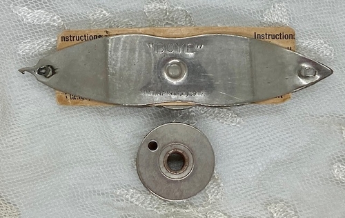 Vintage Metal Boye Tatting Shuttle w/Extra Bobbin