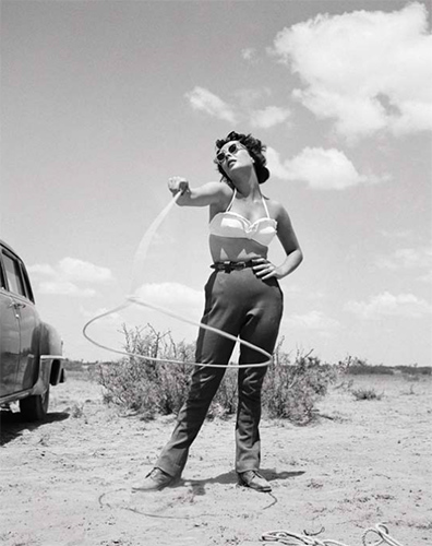 Photograph of Elizabeth Taylor on the set of 