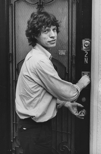 Featured image, of Mick Jagger in front of his apartment in 1981, is reproduced from