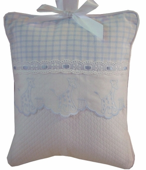 embroidered giraffe crib bedding by blauen