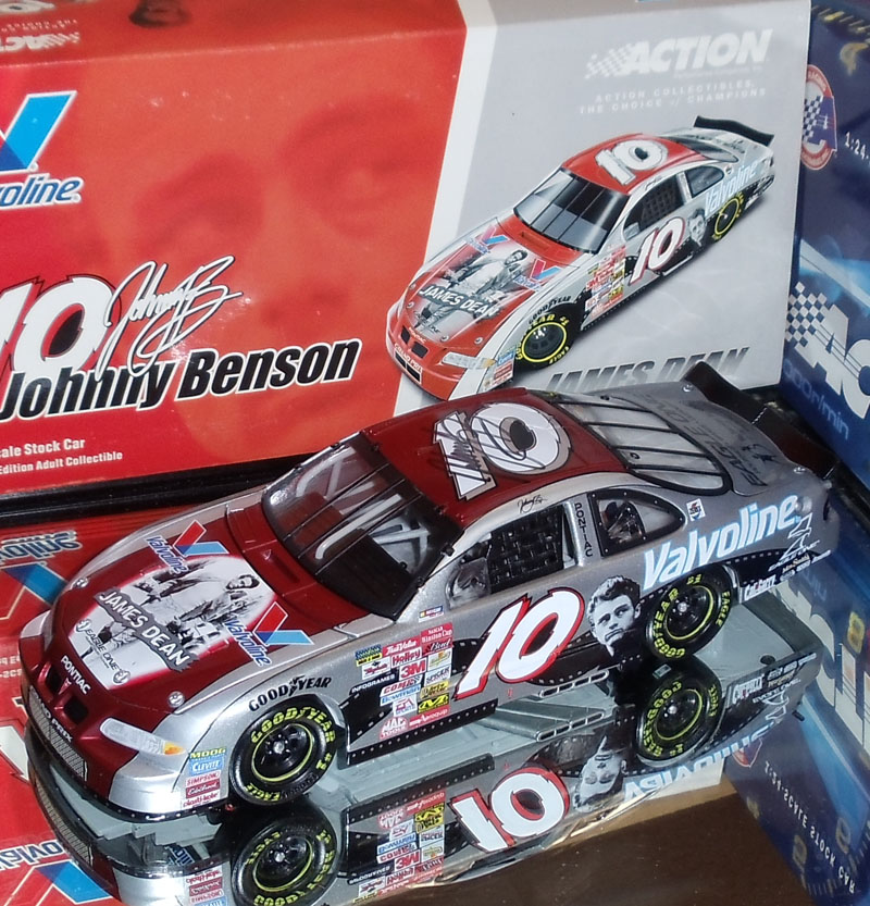 AUTOGRAPHED JOHNNY BENSON 2001 VALVOLINE/ JAMES DEAN 1/24 ACTION