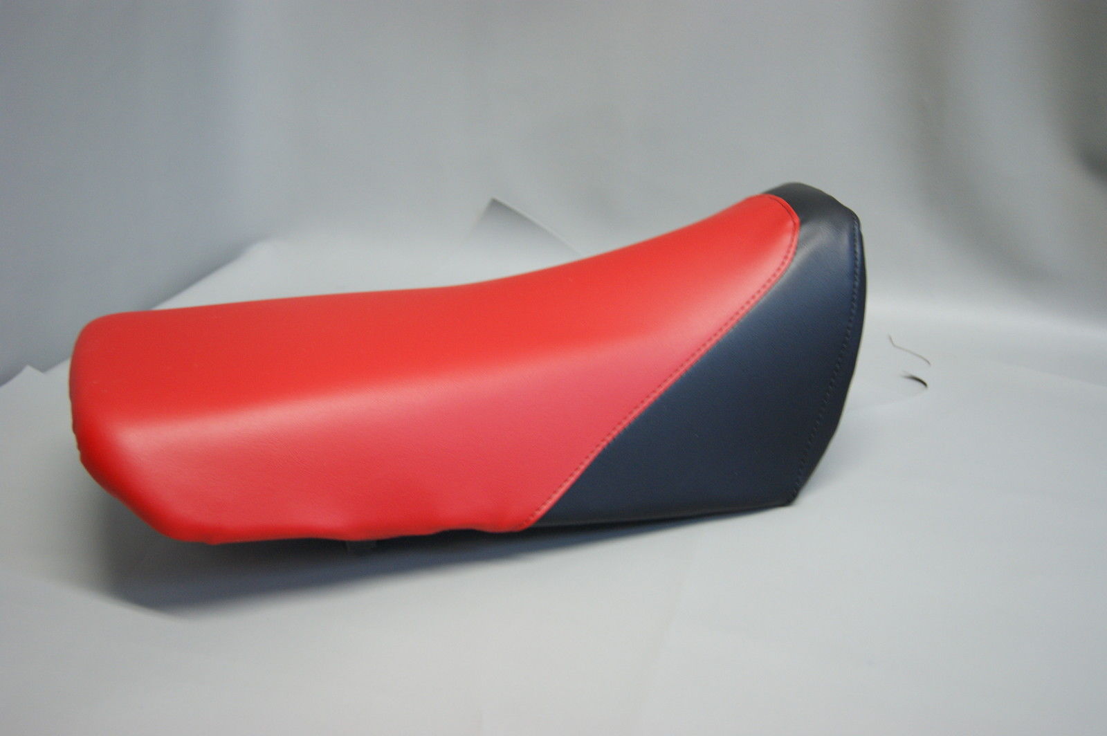  XR70R_1997_TO_2000 BLACK/RED_SMOOTH_PLAIN (SEAT_COVER_ONLY) (2026.0)