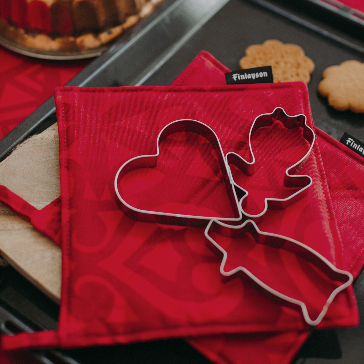 Finlayson Rosetti Red Pot Holder Set Aprons, Oven Mitts, & Pot Holders