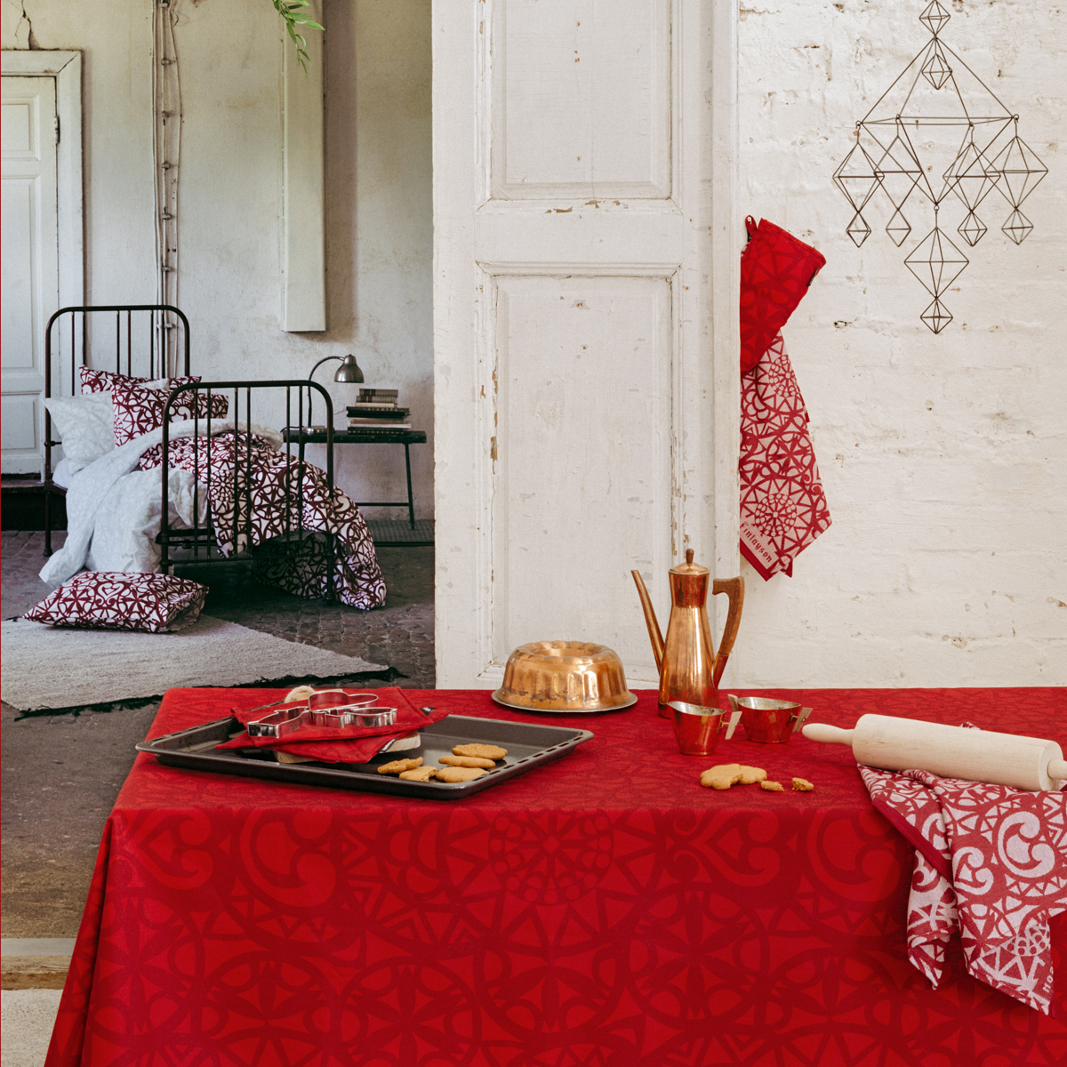 Finlayson Rosetti Red Pot Holder Set Aprons, Oven Mitts, & Pot Holders