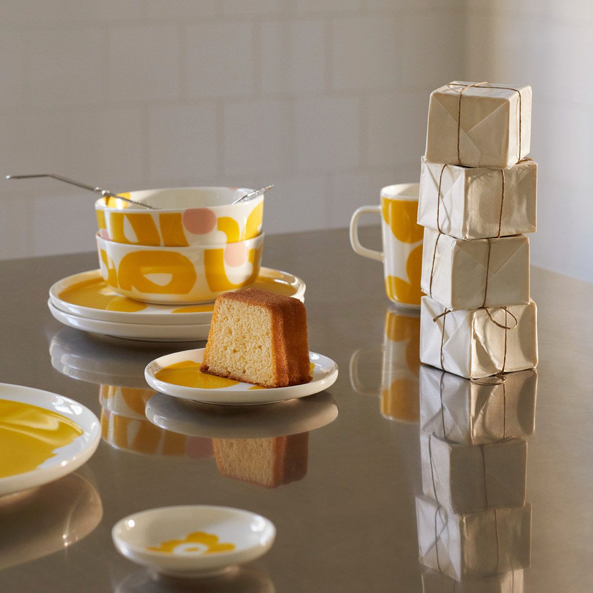 Marimekko Iso Unikko White / Spring Yellow Dinner Plate Marimekko