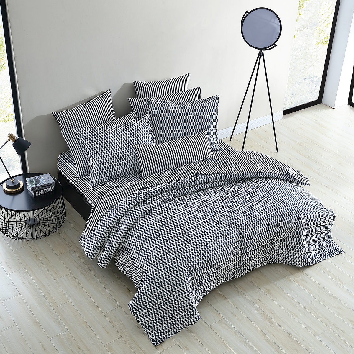 Marimekko Piekana Navy / White Full / Queen Quilt Set Outlet Sale