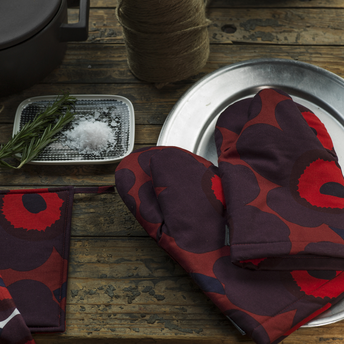 Marimekko Unikko Red / Plum Oven Mitt Aprons, Oven Mitts, & Pot Holders