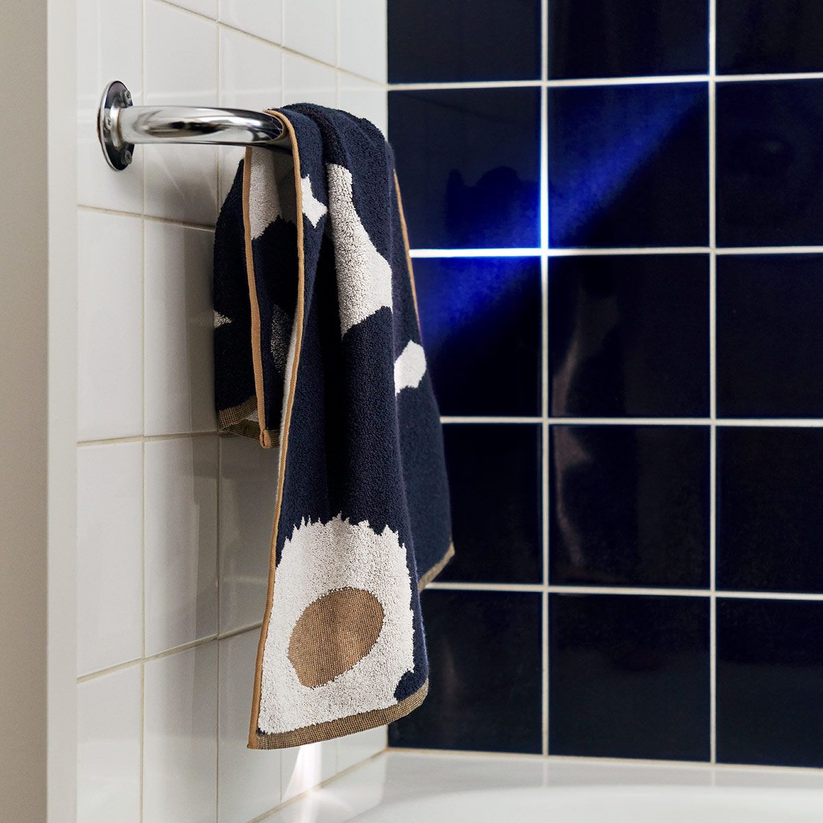 Marimekko Unikko White / Dark Blue / Gold Hand Towel Marimekko Unikko