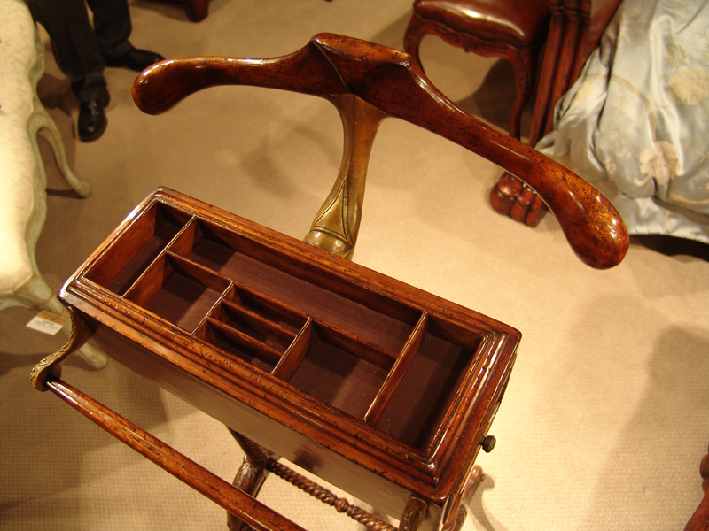 492443 Jonathan Charles Buckingham Mahogany Valet Stand With Stud Box