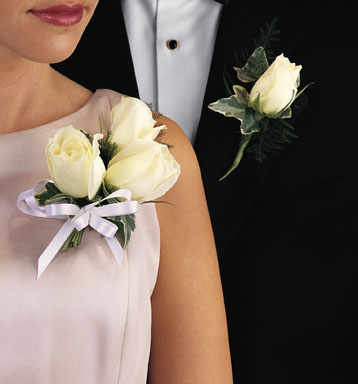 T088-01 Rose Corsage