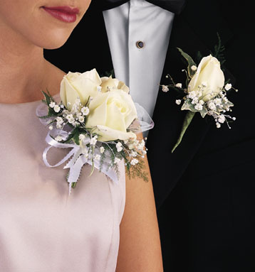 T088-03 Rose Corsage with Baby's Breath
