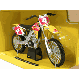jis・MXS RICKY CARMICAEL　モトクロスフィギア黄ばみ有 リッキーカーマイケルと最初のRM-Z450-ダートバイクマガジン