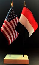 Yemen and US Flag Desk Set