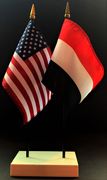 Yemen and US Flag Desk Set
