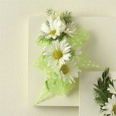 Daisy Pom Corsage 