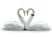 01009304 Endless Love Swans. Golden Luster