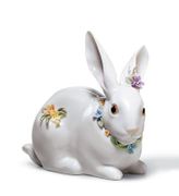 01006098 ATTENTIVE BUNNY WITH FLOWERS