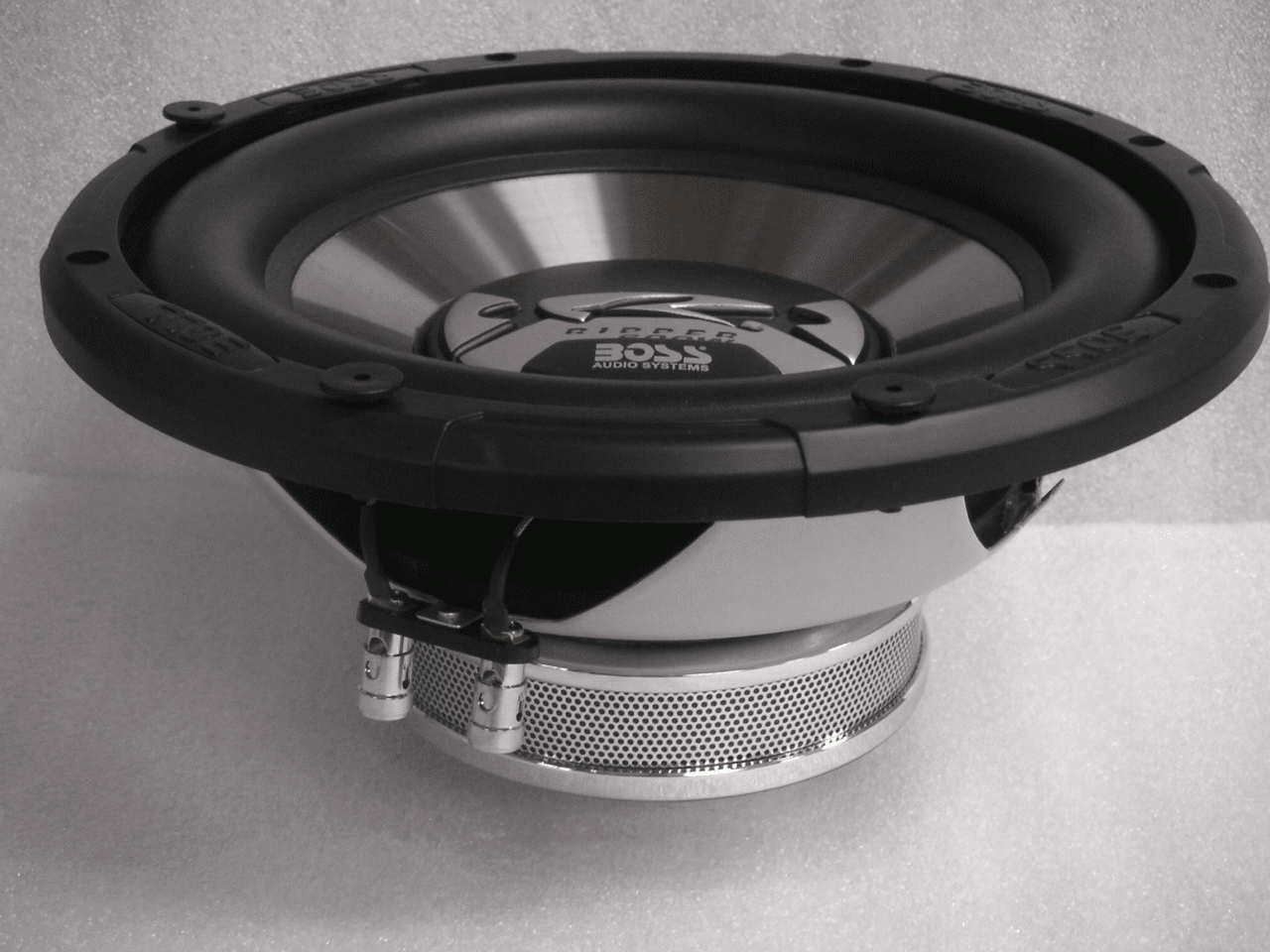 Boss 12 inch Sub Woofer 700watts 92 db Rip128