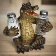 Salt and Pepper Shakers Alligator holding s&p 
