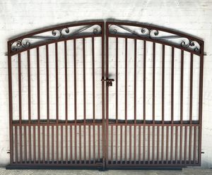 Large Center Divide Delaney Metal Gate - Puppy Pickets