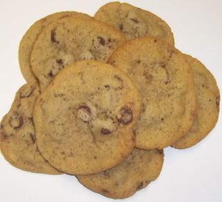 1 Pound Chocolate Chip Cookies in a Decorative Tray with Krinkle