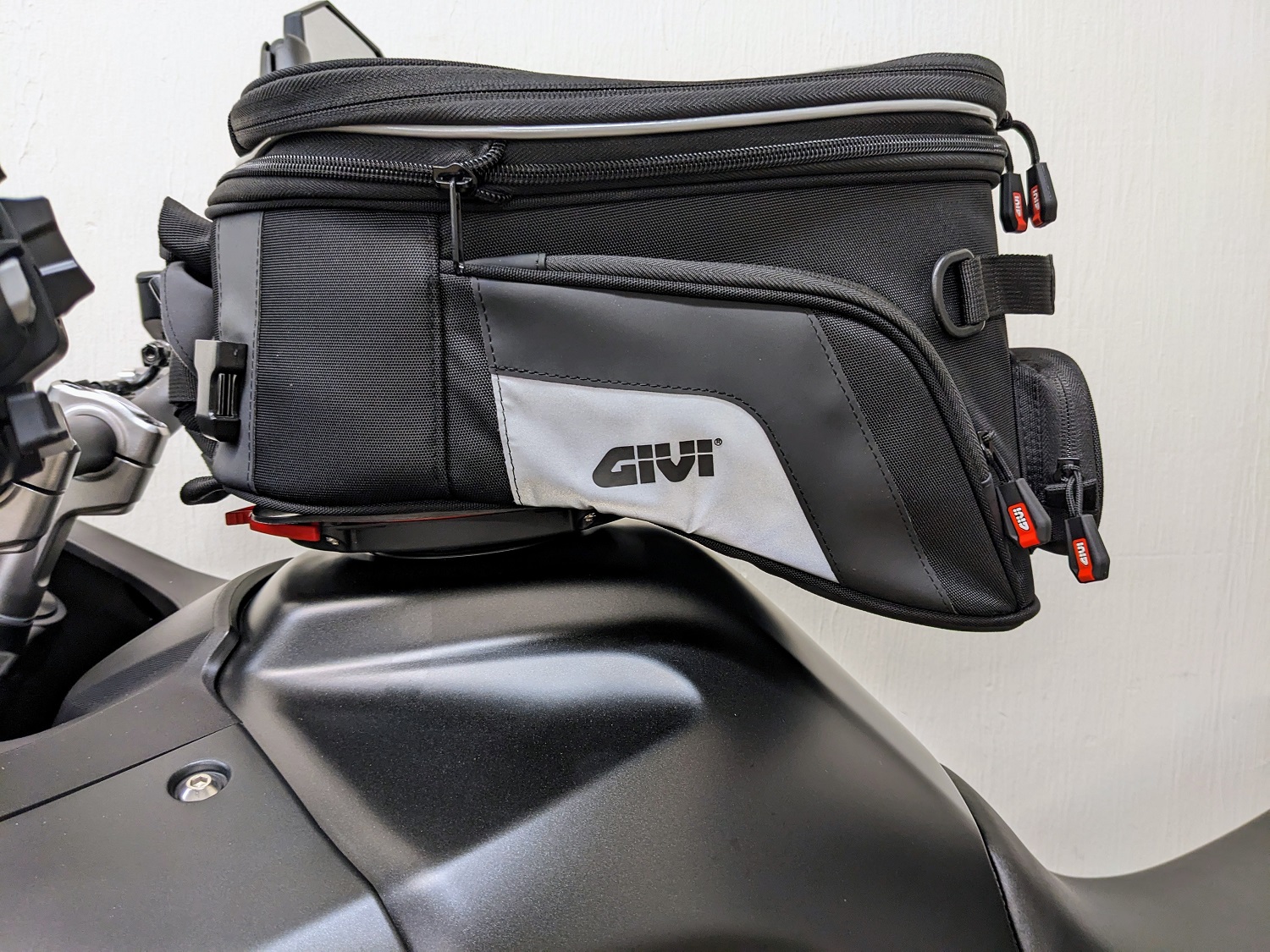 givi xs320 tank bag