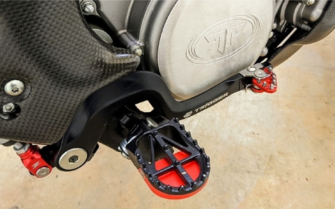 Suzuki DRZ400S / DRZ400SM Foot Controls Package - footpegs, shift lever, brake pedal