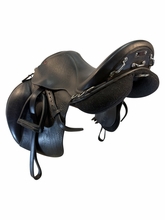 SOLD 2026/06/25j 16.5Inch Used Arabian Saddle Company Solstice Endurance Saddle Medium/Wide Arabian Tree 3427