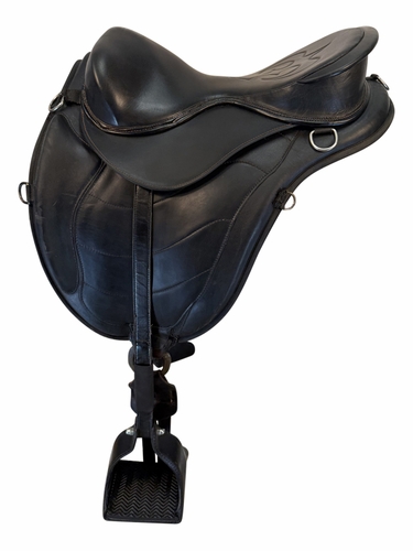 HOLD 2026/08/31e  16 Inch Used Freeform Treeless Endurance Saddle Medium Tree