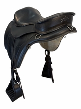 HOLD 2026/08/31e  16 Inch Used Freeform Treeless Endurance Saddle Medium Tree