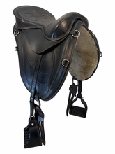HOLD 2026/08/31e  16 Inch Used Freeform Treeless Endurance Saddle Medium Tree