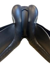 PRICE REDUCED! 17.5Inch Used Karl Niedersuss KPHS Symphnoe Dressage Saddle