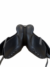 17 Inch Used Wintec Dressage Saddle Medium Tree