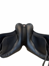 SOLD 2026/08/25 17 Inch Used Wintec Pro Endurance Saddle Medium Flex Tree