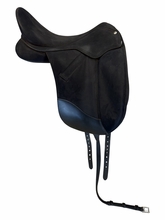 18 Inch Used Wintec Dressage Saddle Meidium Tree