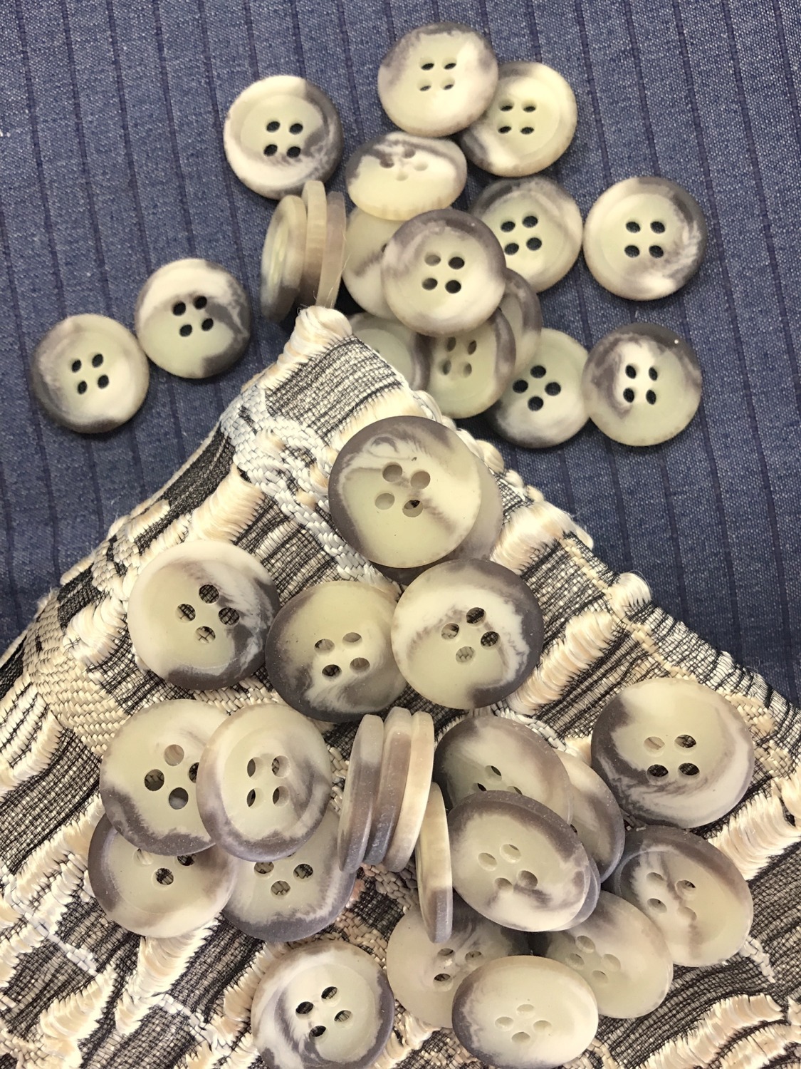 Lot De 15 Boutons Vintage Beige Travaillés - Tailles 1,3 Cm Et 1,7 Cm - Réf 0041