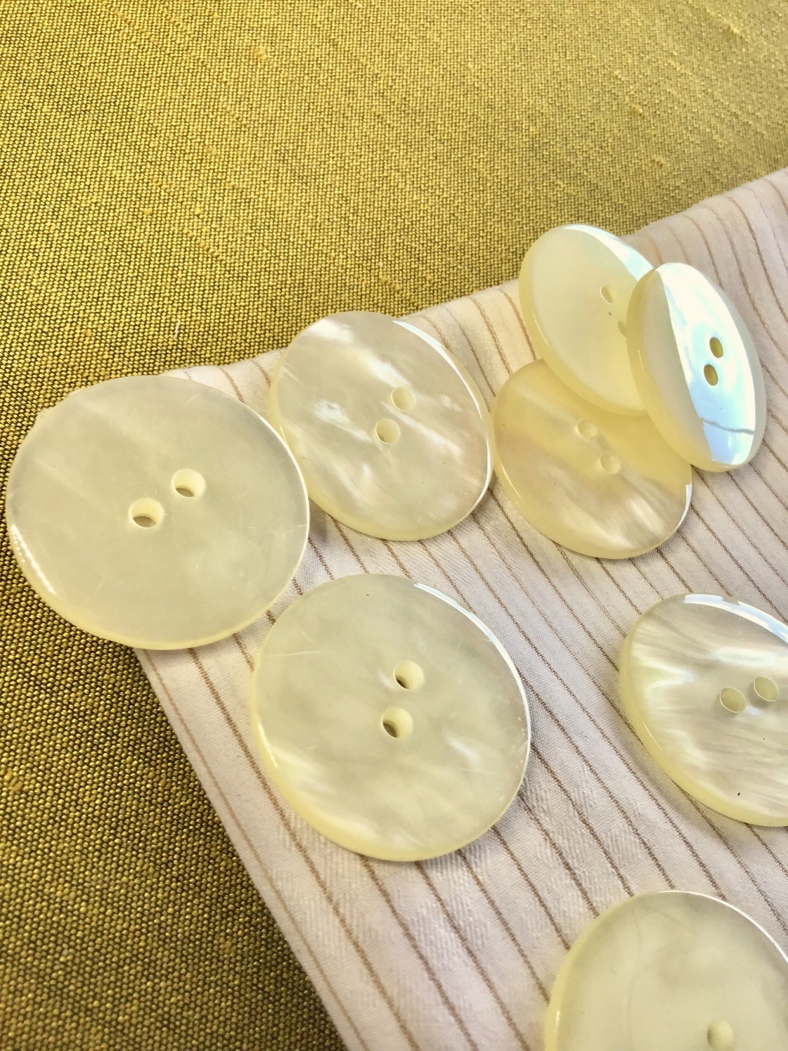 Italian Pearl Cream 2 Hole Button 1-1/4