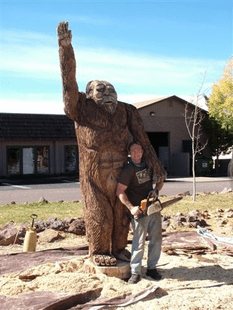 CUSTOM WAVING BIGFOOT CHAINSAW CARVING