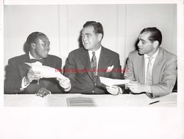 1954 Boxing KID GAVILAN vs BOBO OLSON Vintage Photo SIGN CONTRACT James Norris