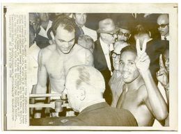 1967 Boxing CARLOS ORTIZ vs ISMAEL LAGUNA Vintage Photograph 