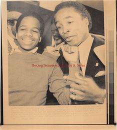 1982 Boxing SUGAR RAY LEONARD Vintage Photograph VISITS HARVARD David Ealey