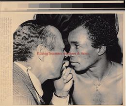 1984 Boxing SUGAR RAY LEONARD Vintage Photo KEVIN HOWARD FIGHT Eyes Examined