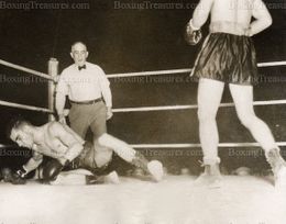 Sixto Escobar knocks down Harry Jeffra - Archive Photo - 1938