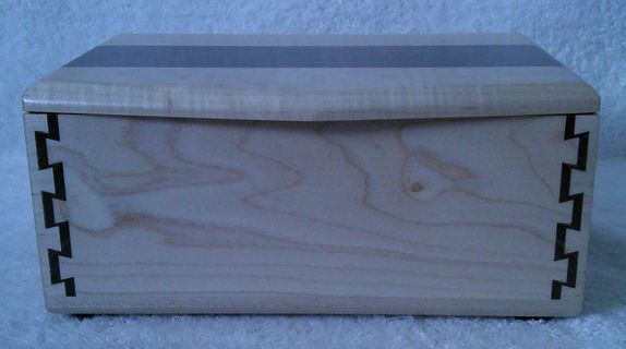 *TRINKET BOX MAPLE AND WALNUT (0222202601)