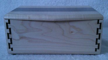 TRINKET BOX MAPLE AND WALNUT (0222202601)