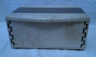 TRINKET BOX MAPLE AND WALNUT (1015202503) TRINKET BOX MAPLE AND WALNUT (1015202503)