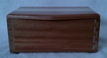*TRINKET BOX , MAHOGANY AND MAPLE (0225202601) *TRINKET BOX , MAHOGANY AND MAPLE (0225202601)