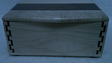 TRINKET BOX, MAPLE AND WALNUT (0916202502)