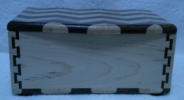 *TRINKET BOX, MAPLE AND WALNUT (0224202602) *TRINKET BOX, MAPLE AND WALNUT (0224202602)